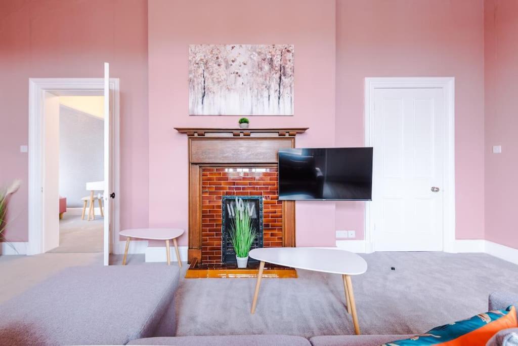Pink Palace - Central Apartment 체스터 외부 사진