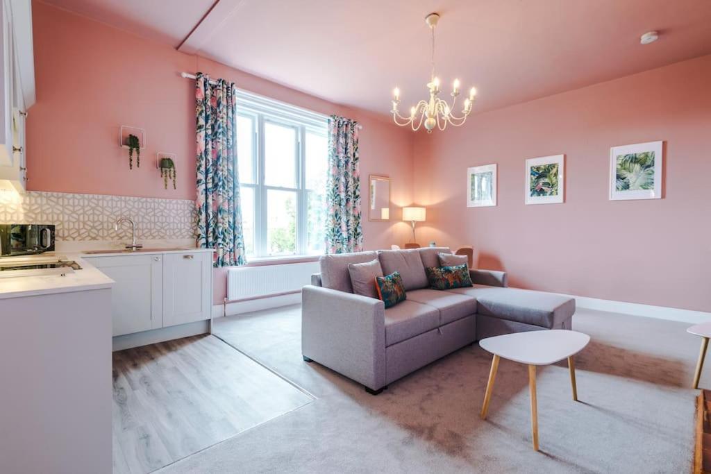 Pink Palace - Central Apartment 체스터 외부 사진